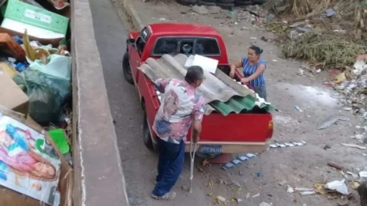 Tirando basura en Villa Lourdes