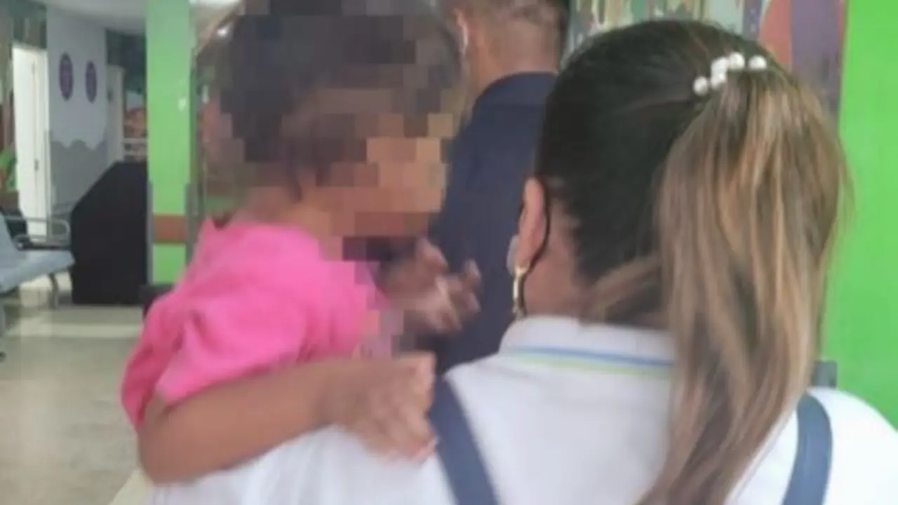 Abandonan a ni&ntilde;a y madre ebria la llega a recoger