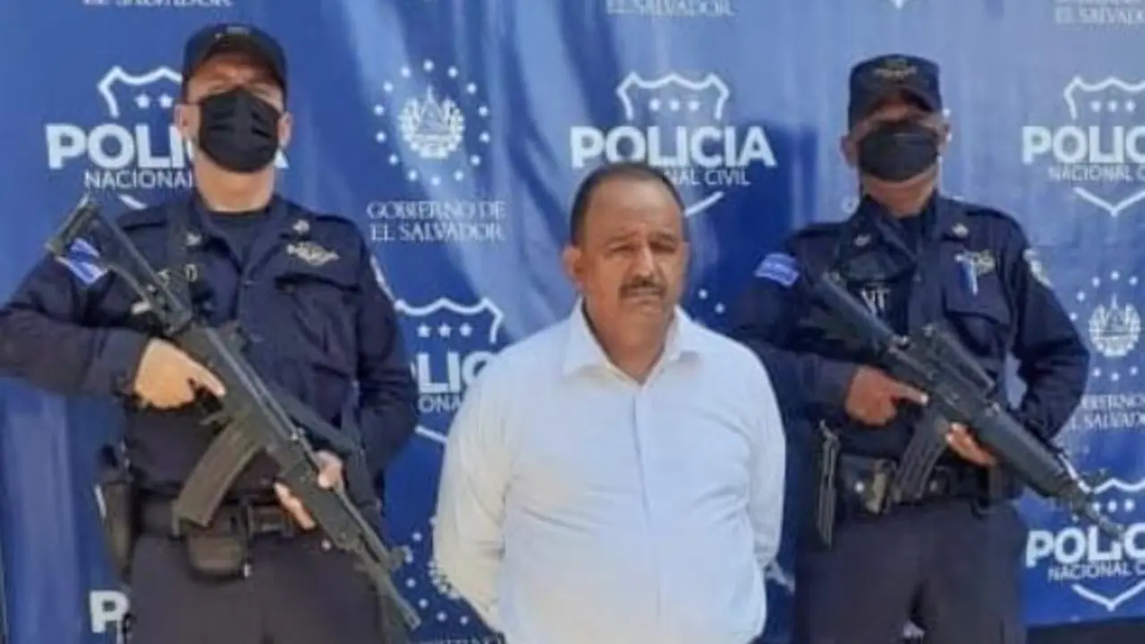 Profesor toc&oacute; a alumna