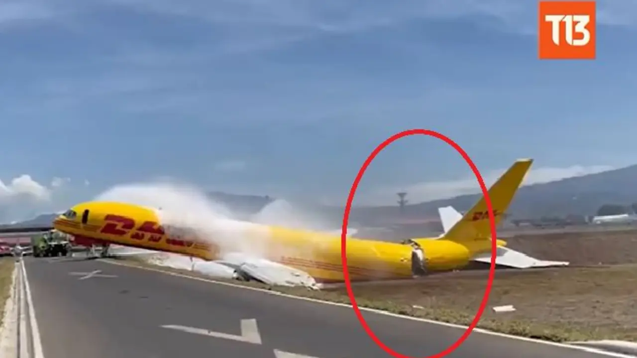 Avi&oacute;n se parte en dos en Costa Rica
