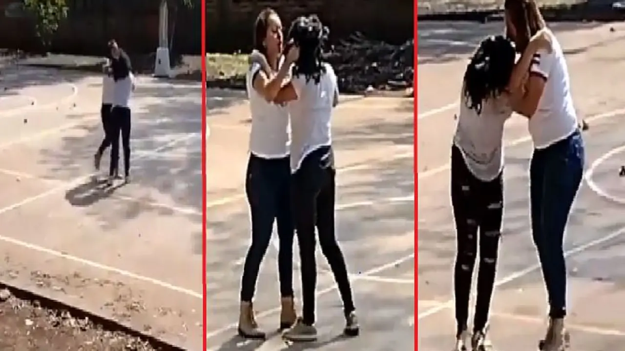 Mujer agarra del pelo a una estudiante