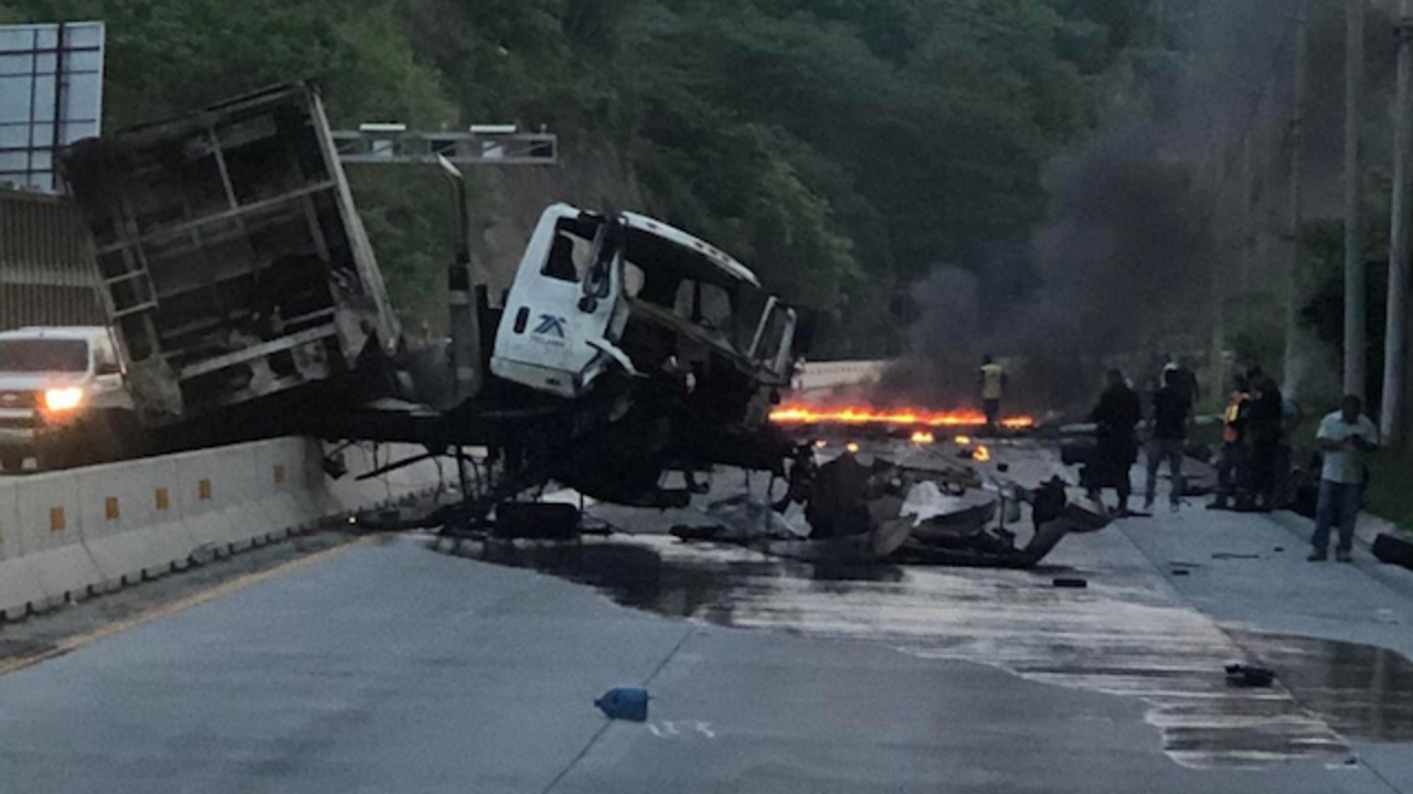 CAMION CARRETERA AL PUERTO INCENDIADO 1.18.44