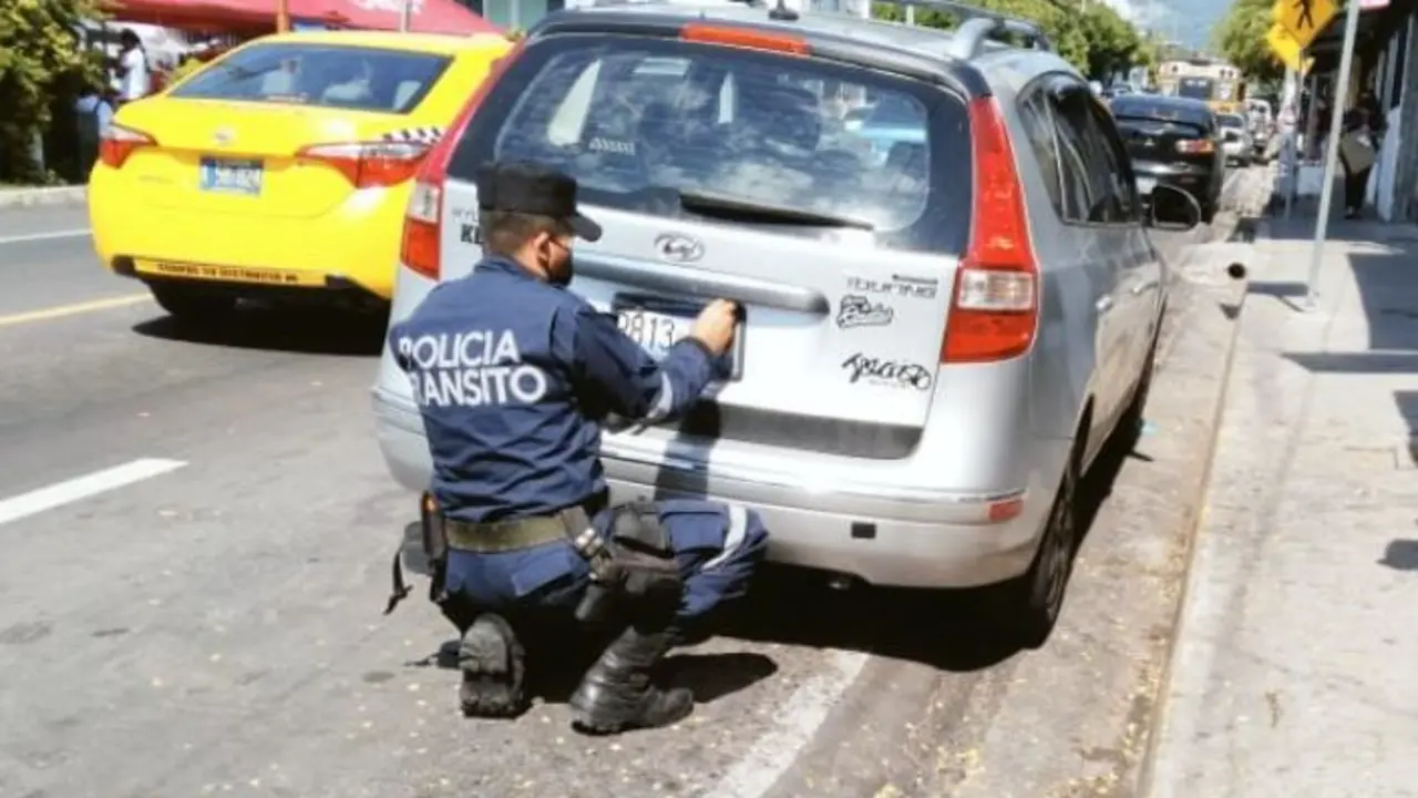 Decomisan placas en calle Zacamil