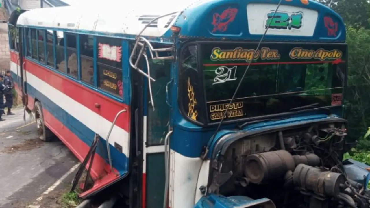 Al menos 10 lesionados en accidente de un bus de la 21