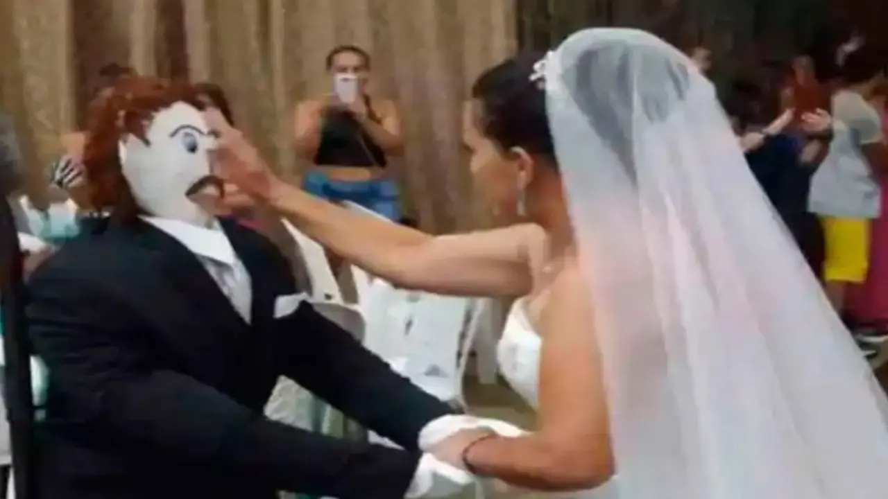 Se casa con un mu&ntilde;eco de trapo