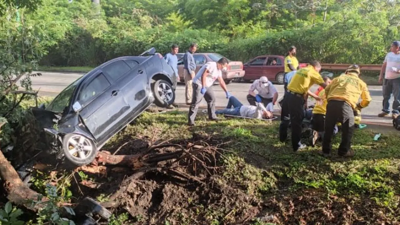 Tres mujeres heridas en accidente en Comalapa