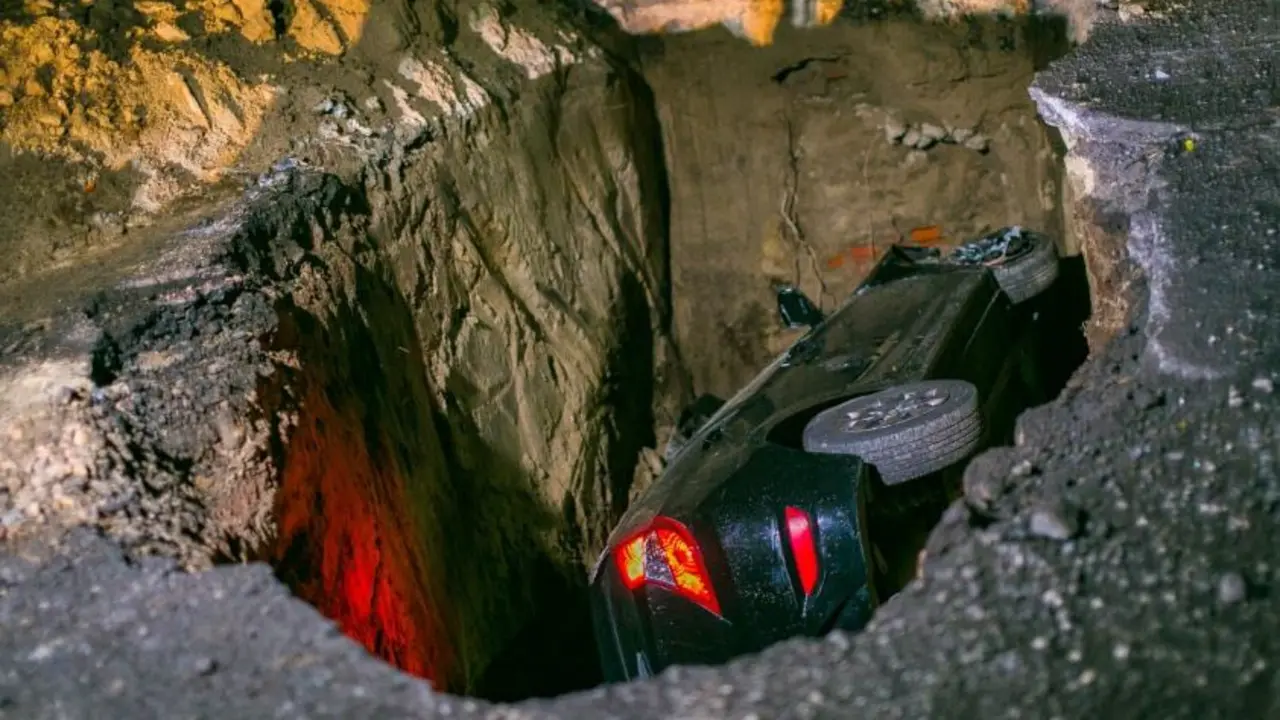 Ebrio cae a c&aacute;rcava