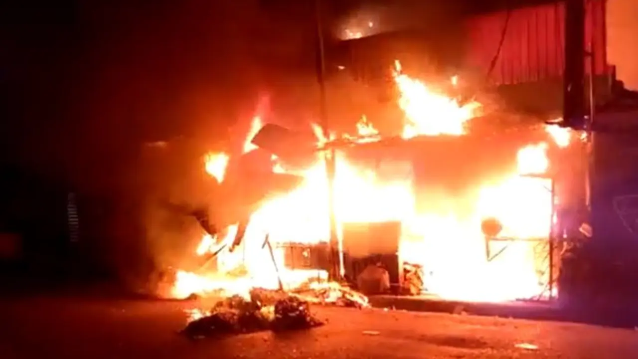 Tres puestos del mercado Col&oacute;n de Santa Ana