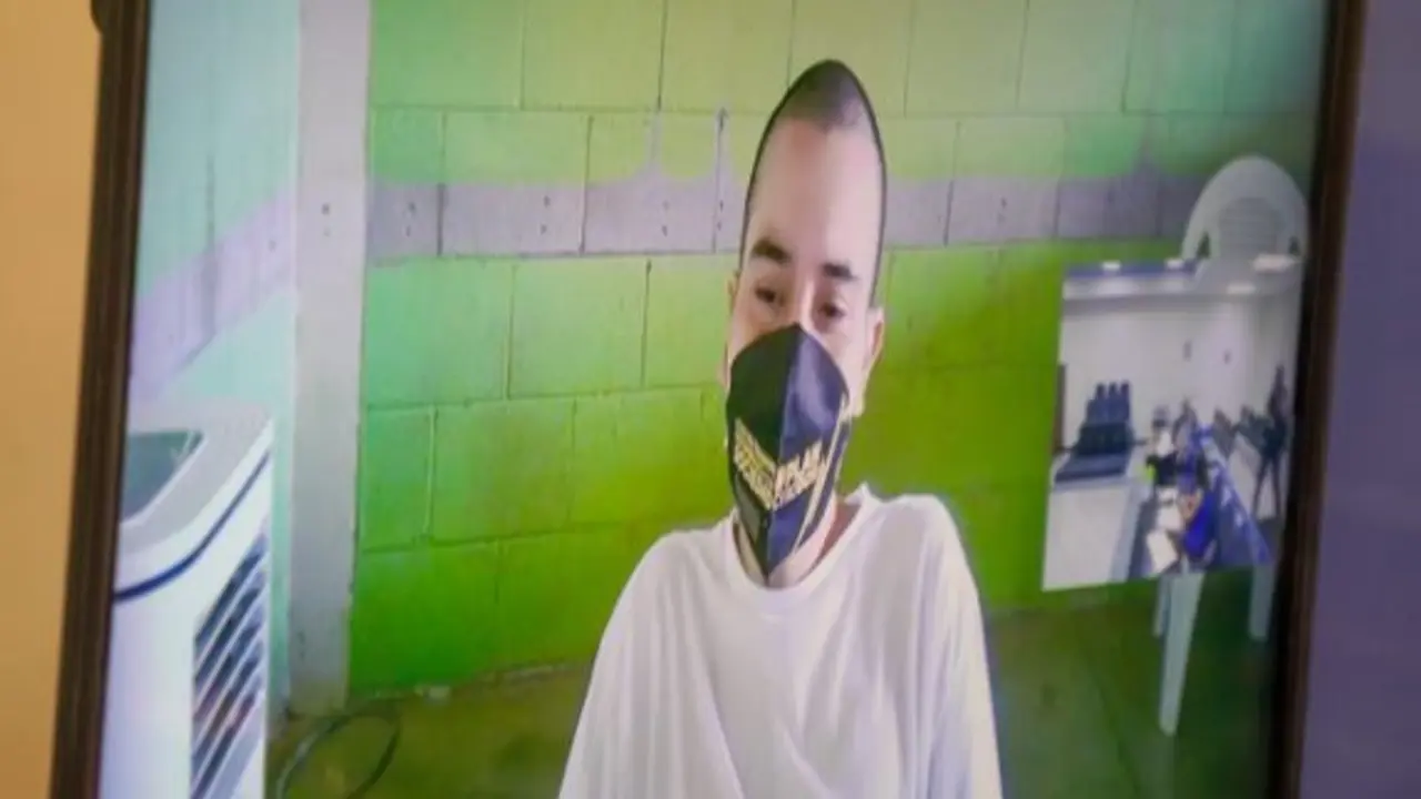 Se visti&oacute; como soldado