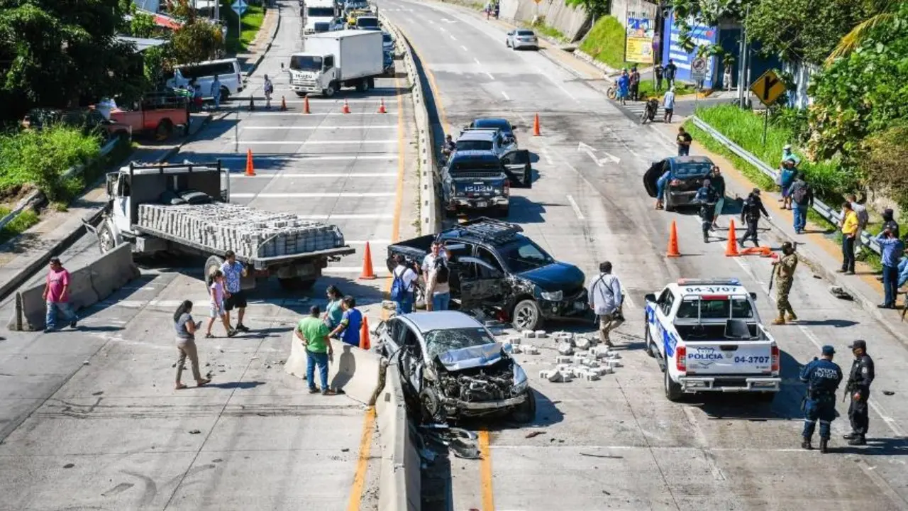 Accidente con ocho veh&iacute;culos involucrados