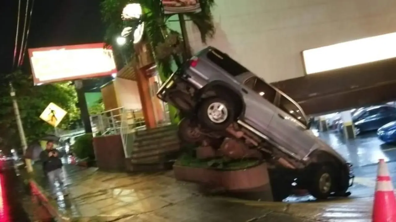 Conductor de camioneta pierde el control
