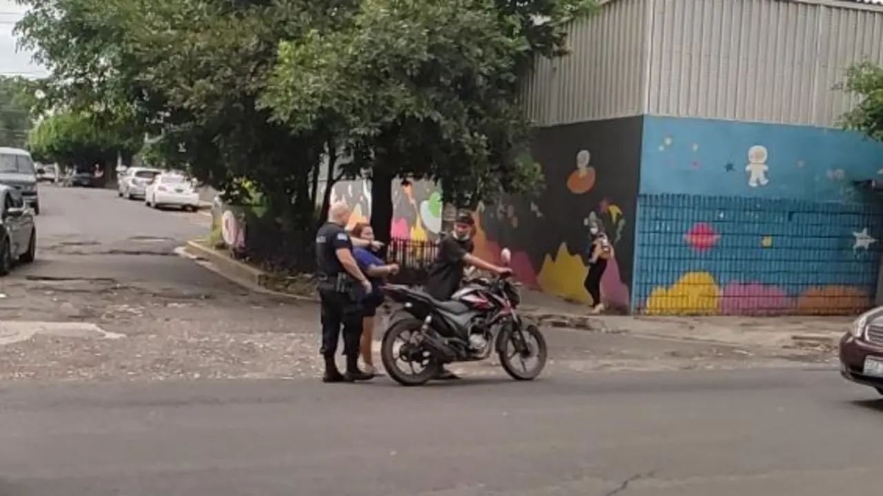 Indigentes hurtando moto