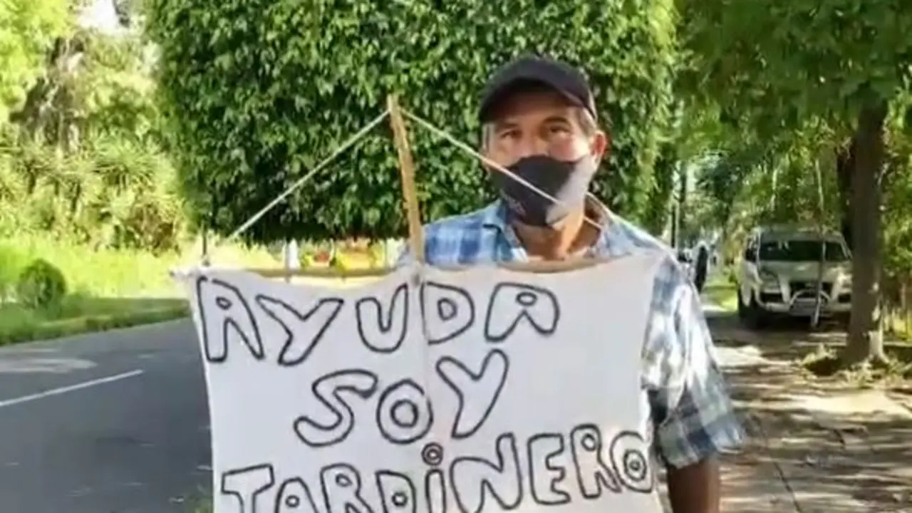 Jardinero ofrece sus servicios en Santa Tecla