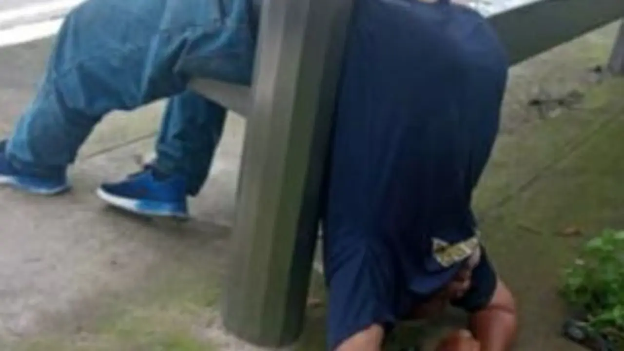 Hombre queda doblado en parada de buses