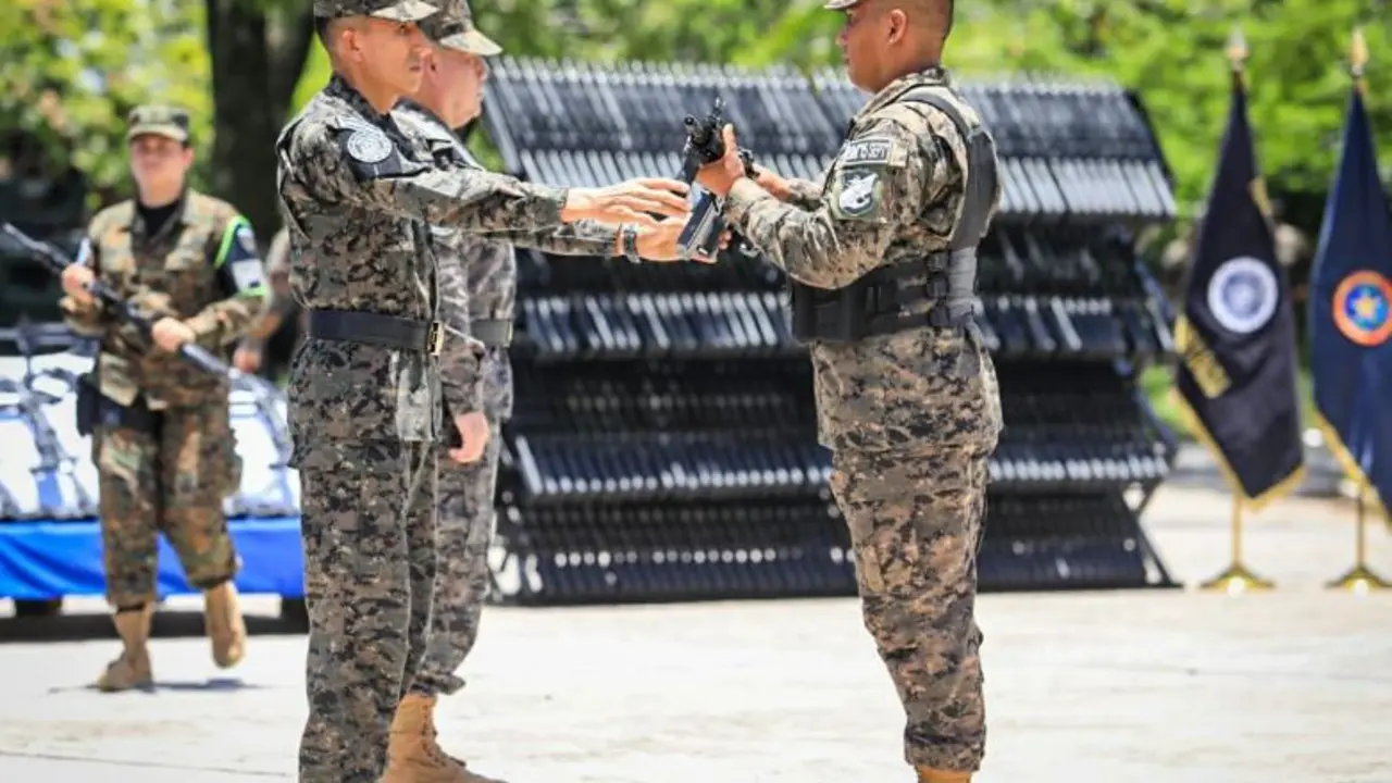 Entregan 800 fusiles