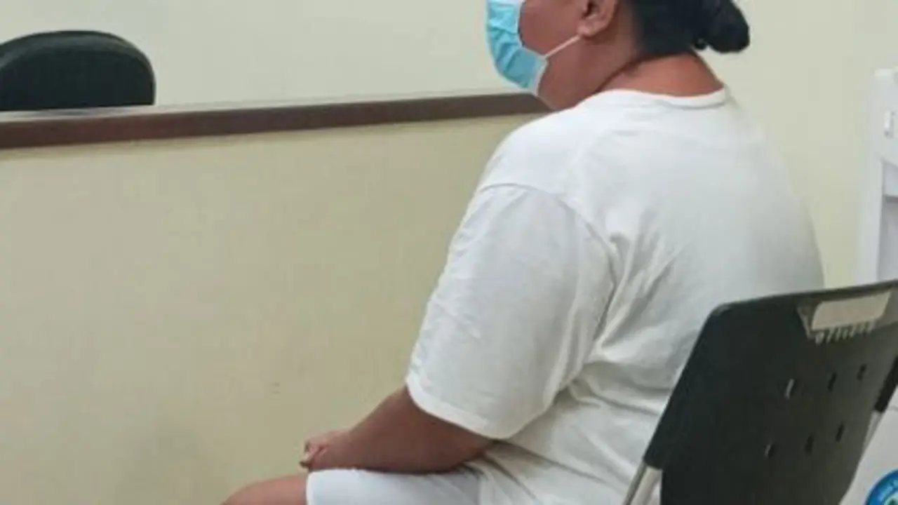 Procesan a mujer por morder a su hija