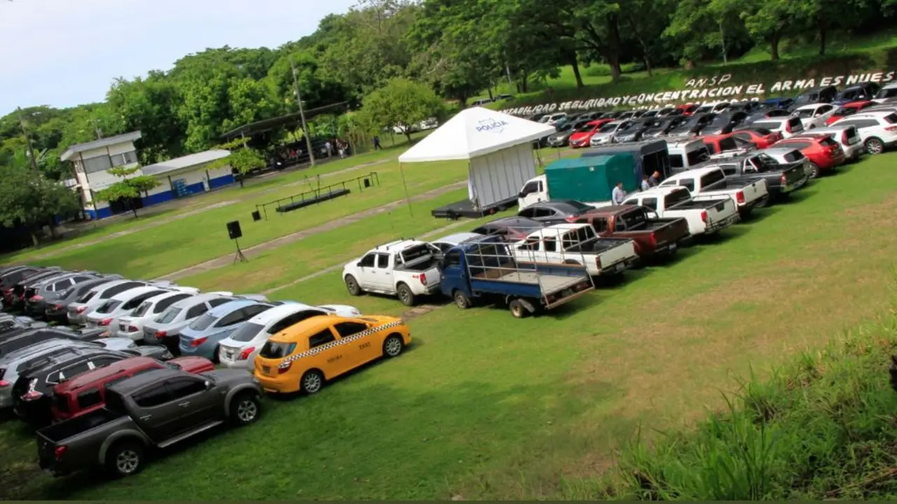 Cien veh&iacute;culos a la PNC