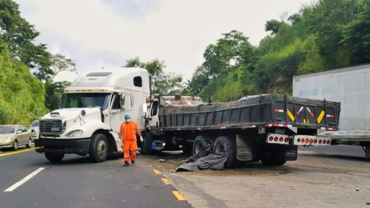 Conductor de cami&oacute;n muerto en la de Oro