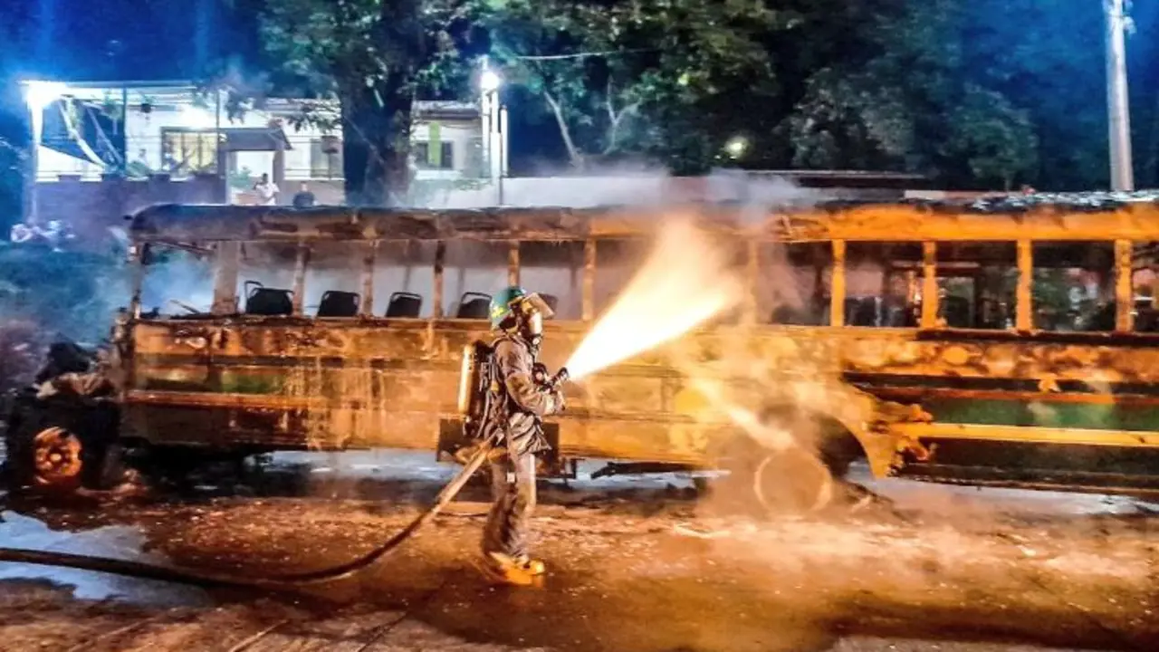 Incendio consume bus de la 102