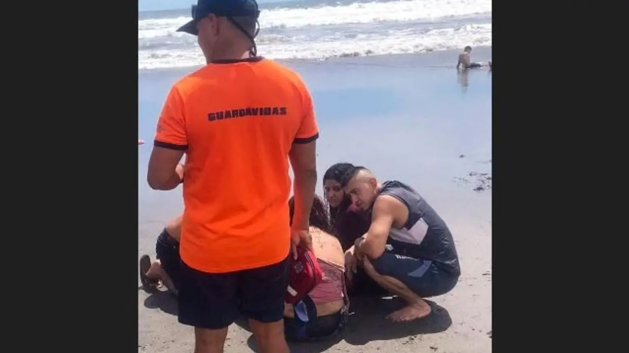 Mujer a punto de ahogarse