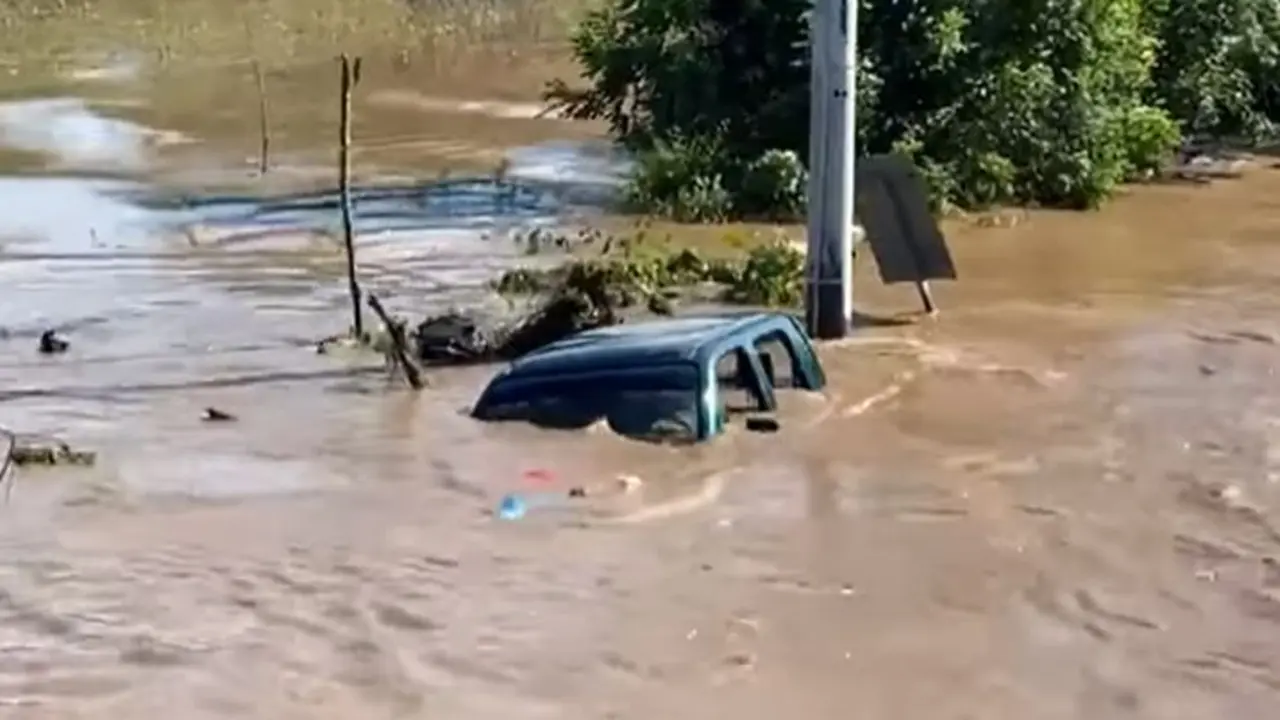 Rescatan a familia atrapada