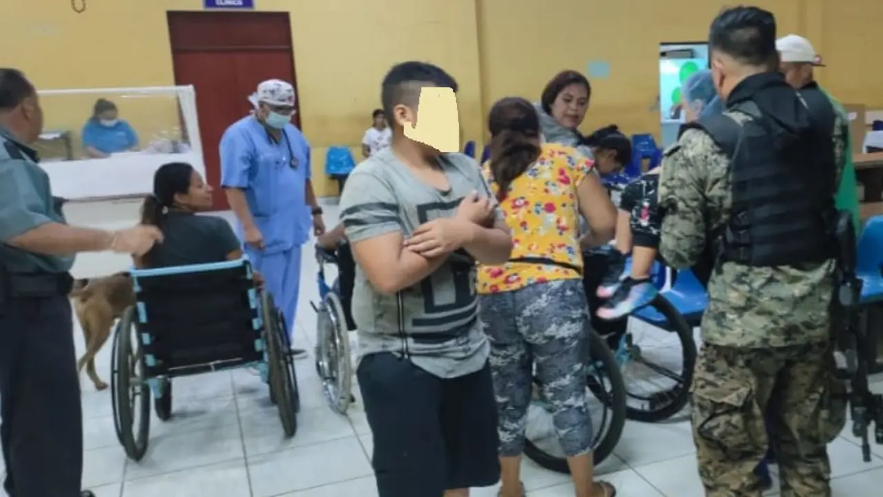 Rescatan a personas que cayeron de lancha