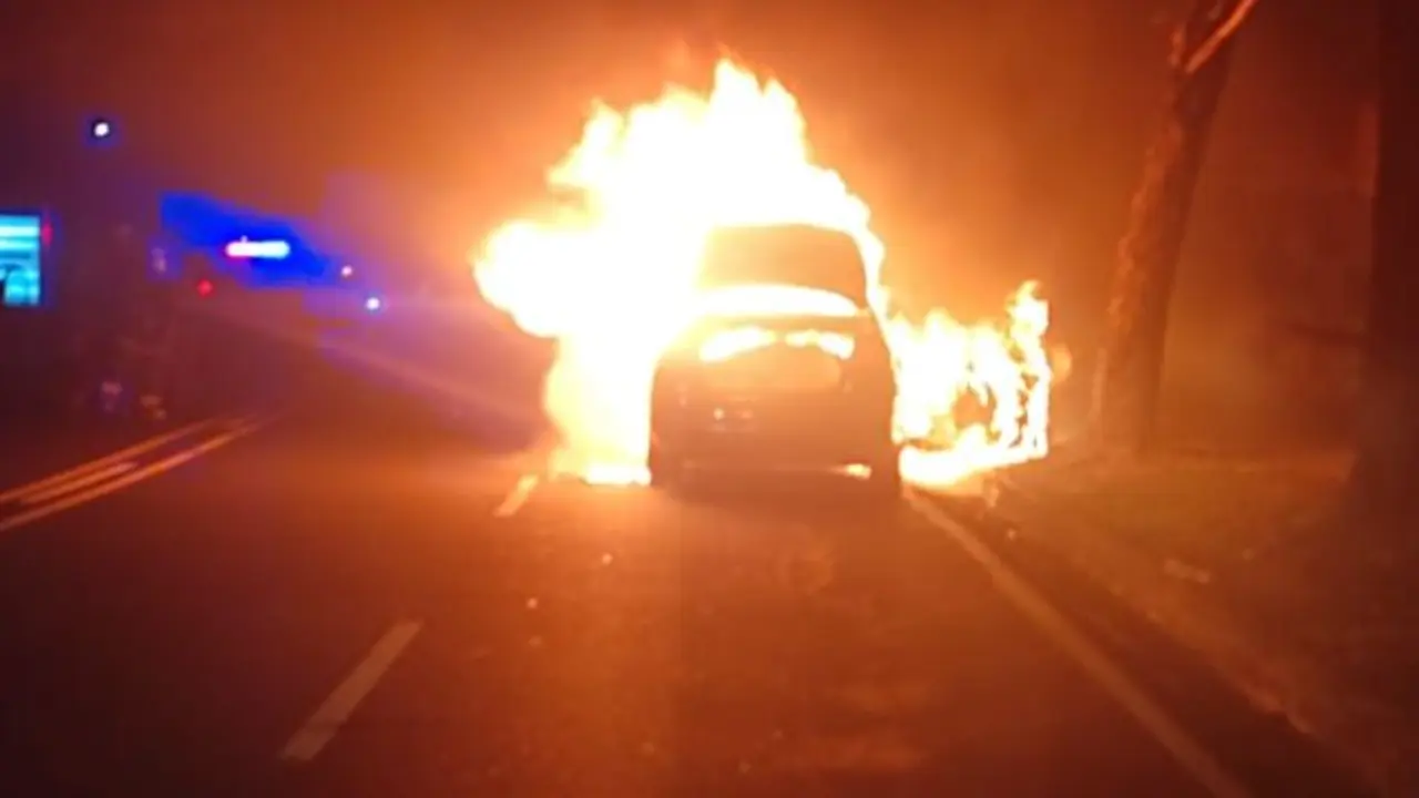 Carro incendiado en el Inframen