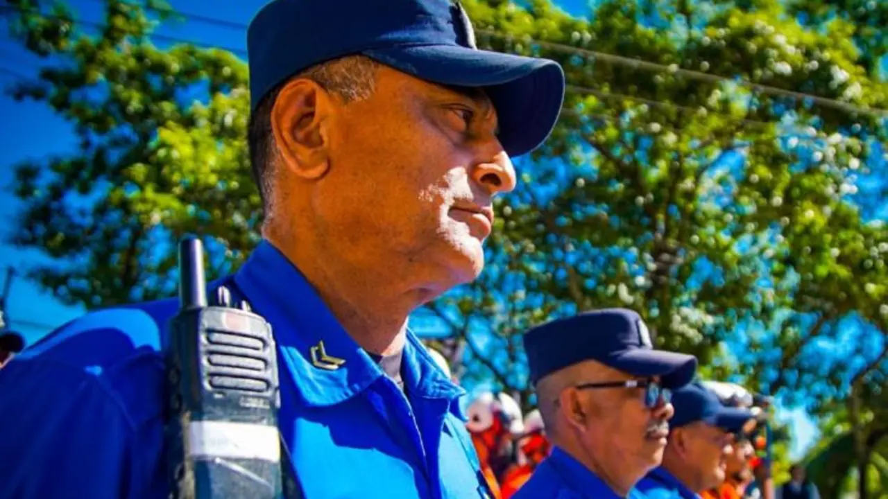 Agentes del CAM en cementerios