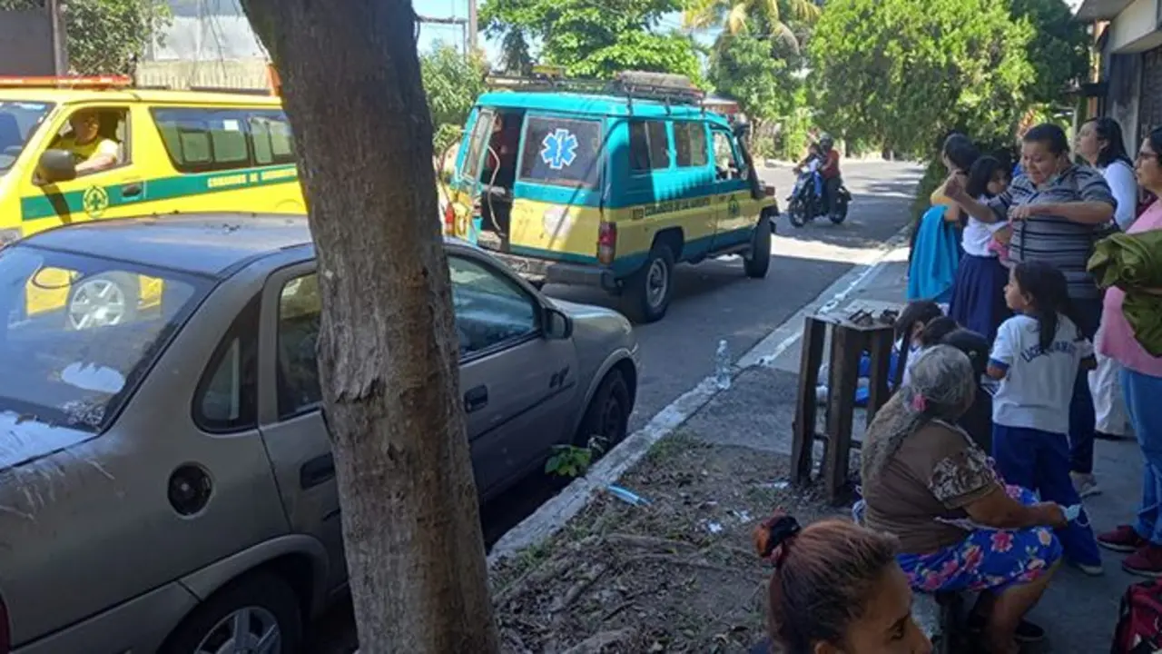 Evac&uacute;an alumnos en Soyapango
