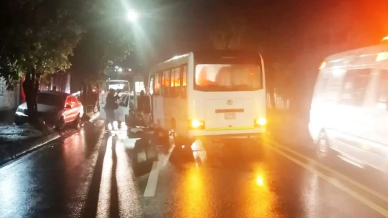 Choque de microb&uacute;s en bulevar Venezuela