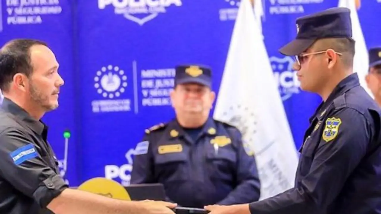 VILLATORO ENTREGA EQUIPO A PNC