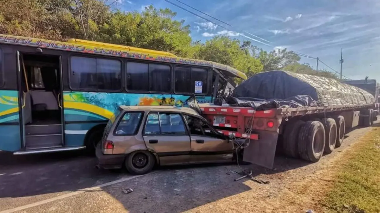 Diez lesionados en un triple accidente