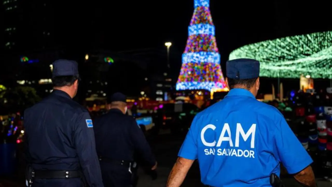 Por cobrar parqueo en El Salvador del Mundo