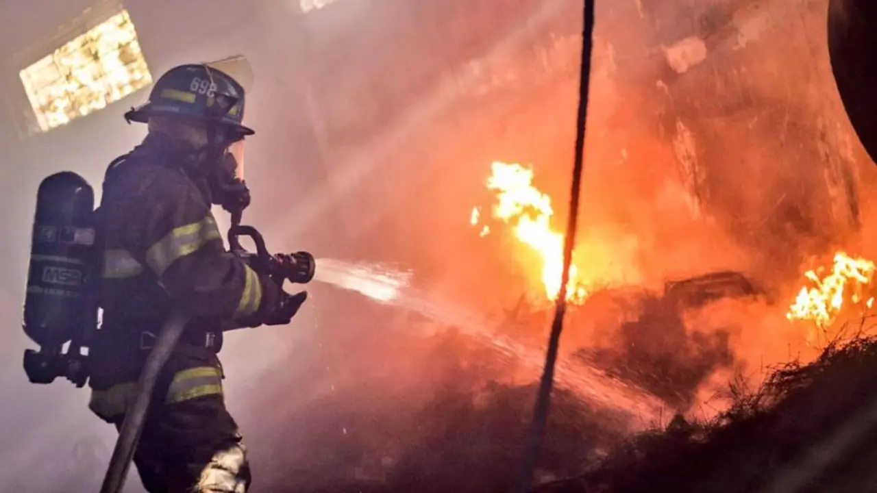 M&aacute;s de 50 bomberos en dos bodegas de San Bartolo