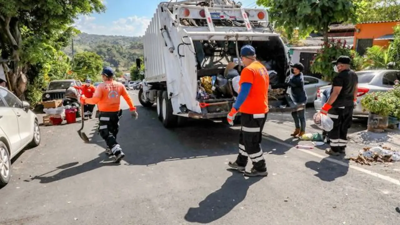 RECOLECTAN BASURA EN SOYAPANGO