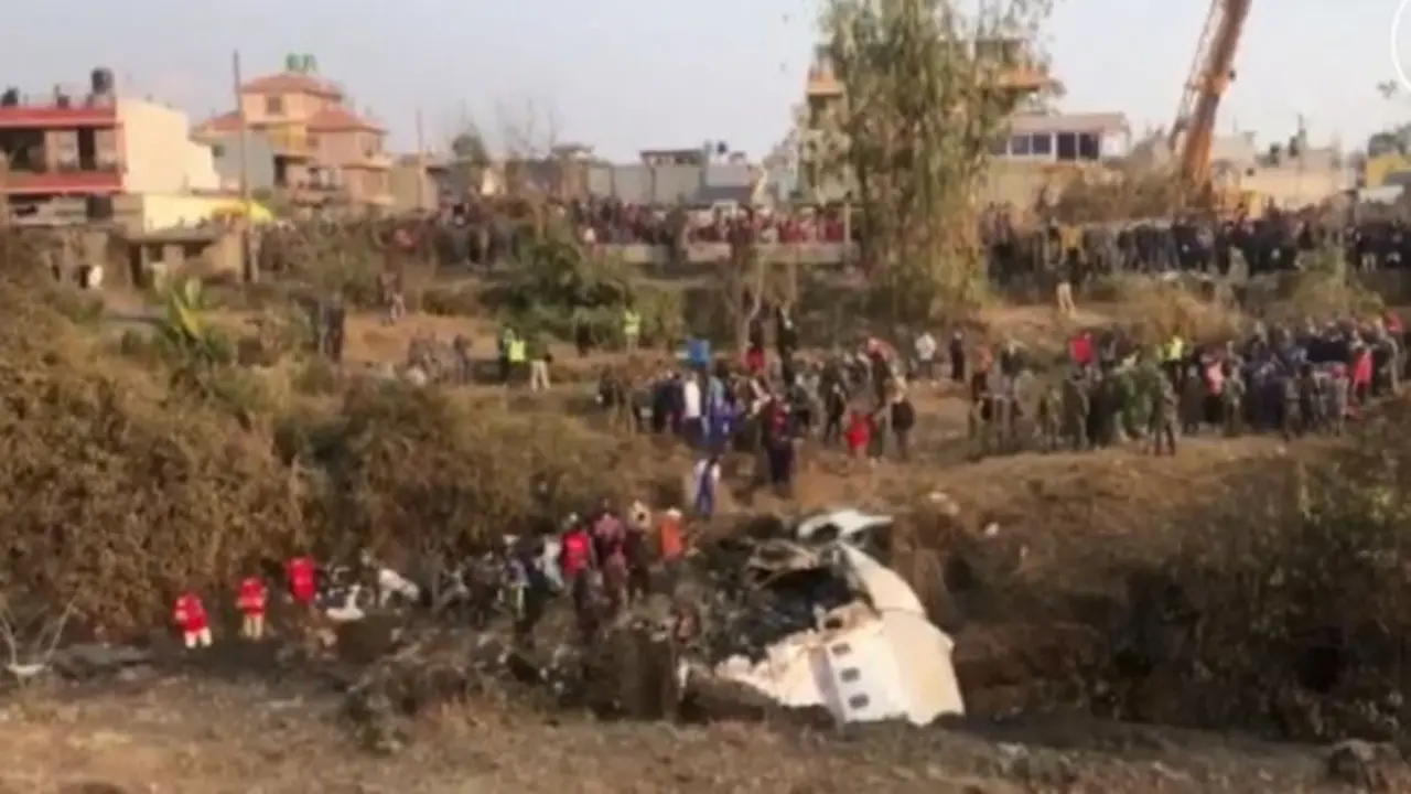 Avi&oacute;n se estrella en Nepal