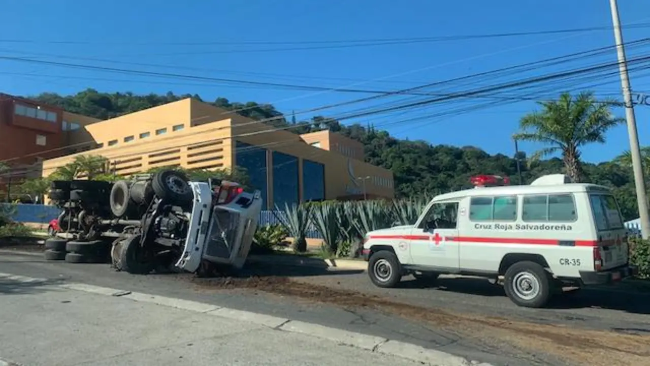 Accidente cami&oacute;n Santa Elena 16 enero 2023