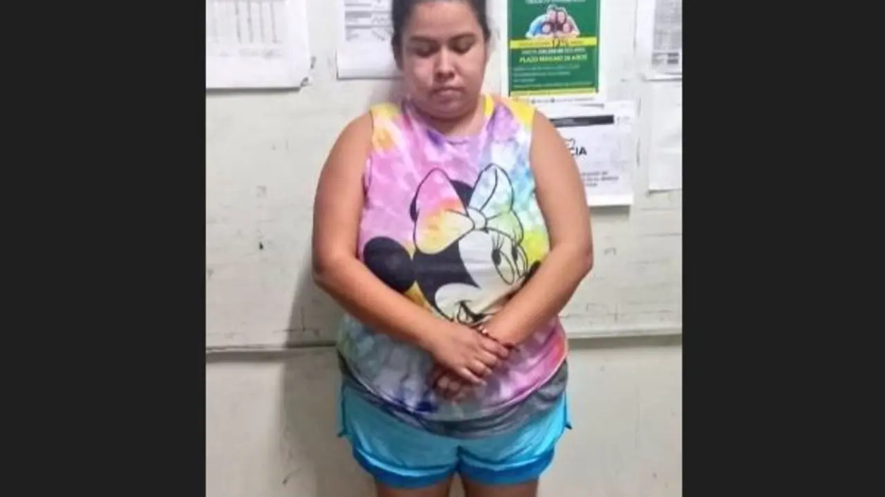 Pandillera ocultando tatuaje en labios