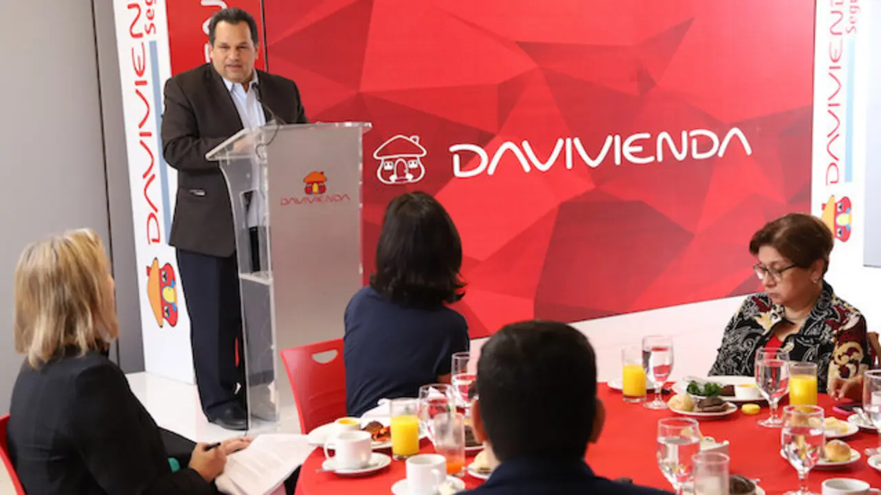 Ingeniero Gerardo Siman, Presidente Ejecutivo de Banco Davivienda, durante el desayuno informativo Kick-Off del Banco Davivienda y Universidades 2030 en el Centro Financiero en San Salvador, el 13 de febrero de 2023. Al evento fue invitada Birgit Gerstenberg, Coordinadora Residente de las Naciones Unidas en El Salvador y Belice.
Foto Banco Davivienda/ Salvador Melendez
