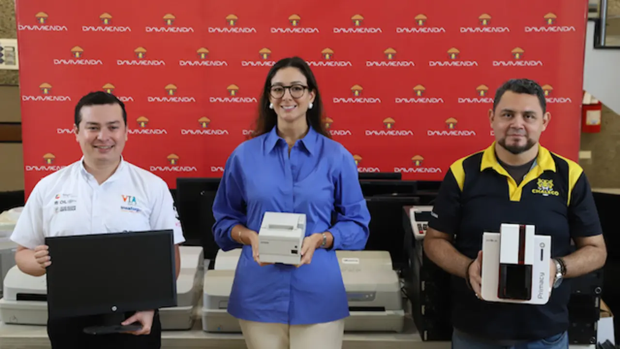 Gabriela Quiros, Encargada de Sistenibilidad del Banco Davivienda, hace entrega de equipo electr&oacute;nico al Colegio Santa Cecilia de Santa Tecla, en el Centro Financiero en San Salvador, el 3 de febrero de 2023.
Foto Banco Davivienda/ Salvador Melendez