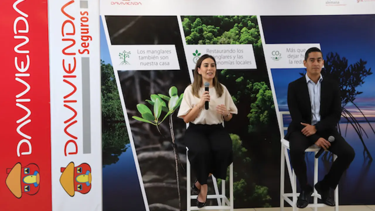 Conferencia de prensa de la Gerencia de Davivienda Seguros, para dar a conocer la renovaci&oacute;n de su compromiso en la conservaci&oacute;n de los manglares. Sabina Ayala y Francisco Portillo, ambos de Banco Davivienda, hablan a la prensa.
Foto Banco Davivienda/ Salvador Melendez