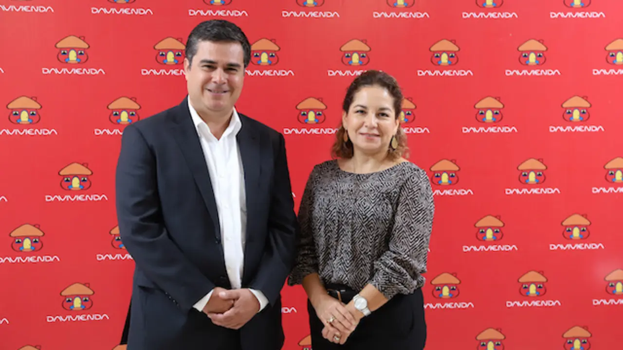 Claudia Barrientos, Jefa de Beneficios y Adquirencias junto a Carlos Cerna, Administrador de Productos, ambos de Banco Davivienda durante la Conferencia de prensa para anunciar las promociones para el D&iacute;a de las Madres, en el Centro Financiero en San Salvador, el 4 de mayo de 2023, en San Salvador.
Foto Banco Davivienda/ Salvador Mel&eacute;ndez