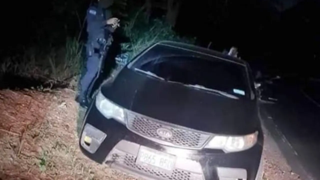 Muerto dentro de carro