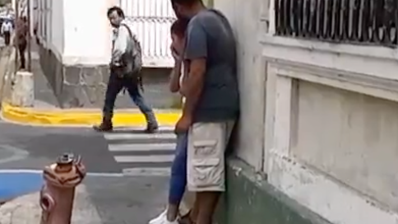 Hombre golpea a mujer en Santa Ana