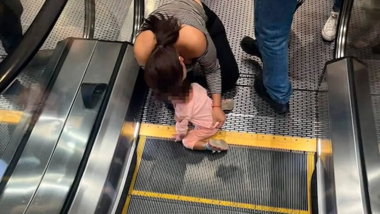 Ni&ntilde;a atrapada de sus dedos Apopa Plaza Mundo