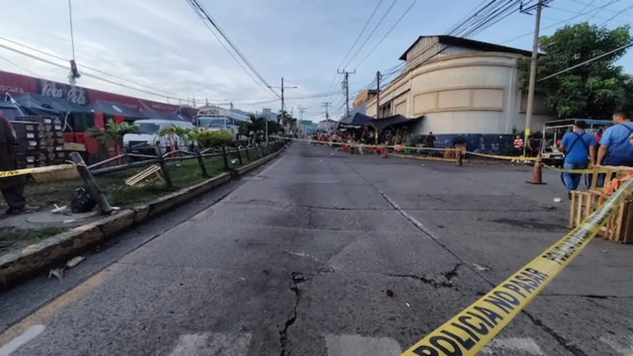 Hundimiento de calle frente a La Tiendona