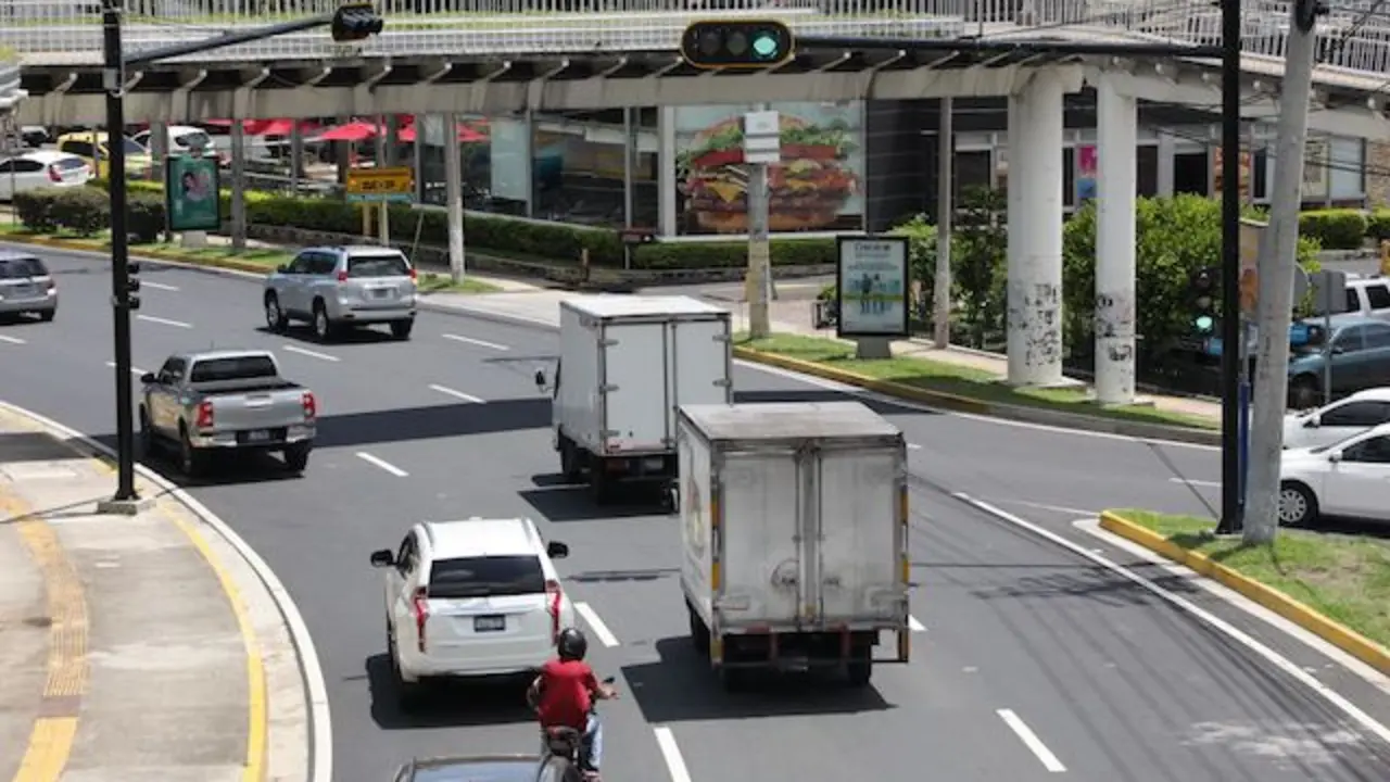 Sem&aacute;foros en redondel Masferrer San Salvador