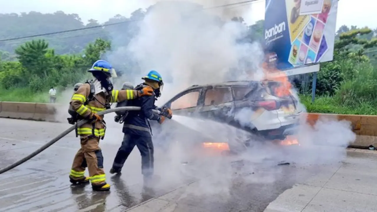  BOMBEROS CAMIONETA INCENDIADA LOS CHORROS 04-10-2023