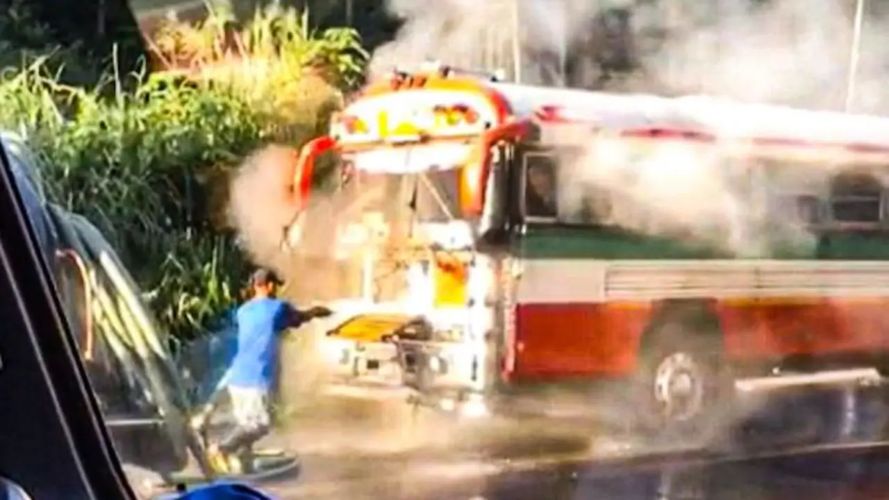 Pipa conductor Los Chorros apaga fuego de bus ruta 79 06-10-2023