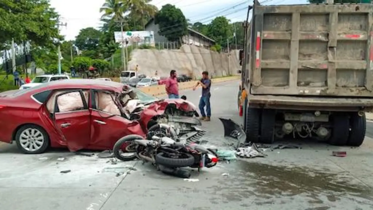 Accidente de tránsito kilómetro 22 carretera al Puerto de La Libertad. Una persona fallecida. 16-10-2023
